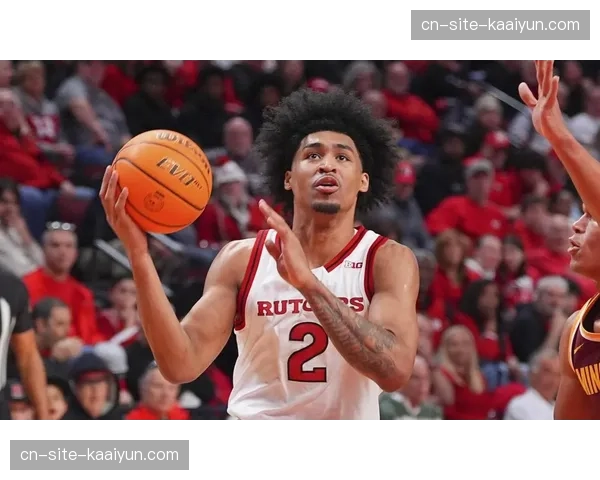 马刺快速传导球与防守压迫打乱节奏，无核心状态下体系韧性凸显